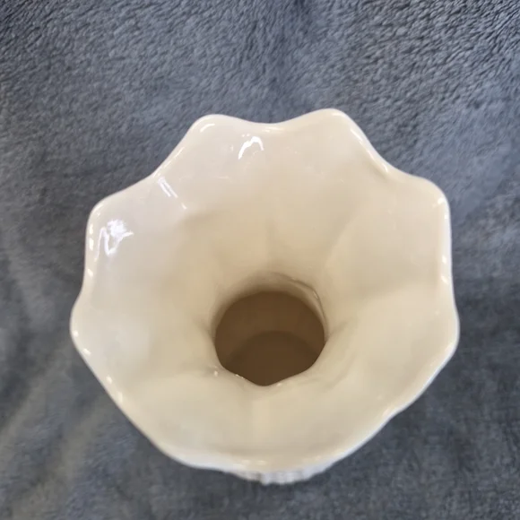 Vintage Belleek Rock Of Cashel Vase Beige Color With Some Green Leaves - Picture 5 of 8